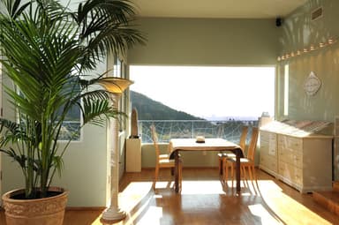 壮大なマウンテンビューを一望できるサロンスペース