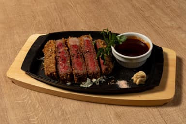 『大人の肉食堂のビフカツ！！デミグラスソースと西洋わさび』