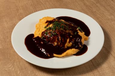 特製デミグラスソースで仕上げた『こだわり卵のオムライス』