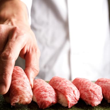 和牛の肉寿司も食べ放題