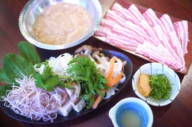 『12種野菜と宮崎豚の鯛出汁しゃぶしゃぶ鍋』