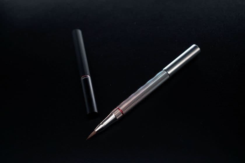 日本文具大賞受賞のファクトリーブランド「Laurett's」より
ハイグレード筆ペン「Stealthread 万年毛筆」を販売開始！