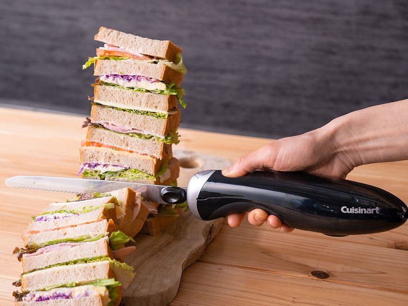 切りにくい食材もキレイにスパッと切れる《電動ナイフ》
クイジナートより2021年2月上旬新発売！