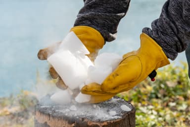 ドライアイスも手で持てます