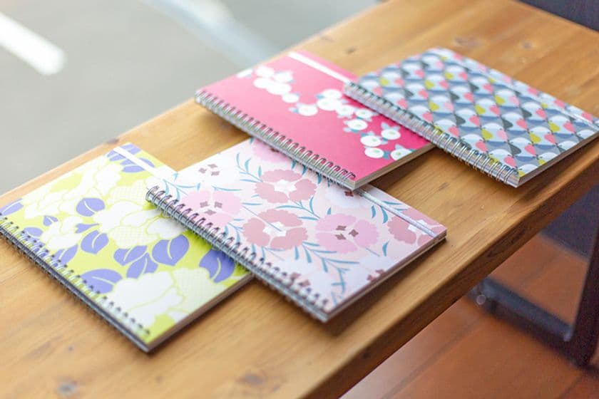 ＜クラウドファンディング開始6時間で目標100％達成＞
京都の老舗きものメーカーとコラボ！
印刷会社の余り紙を再利用したサステナブルなノート