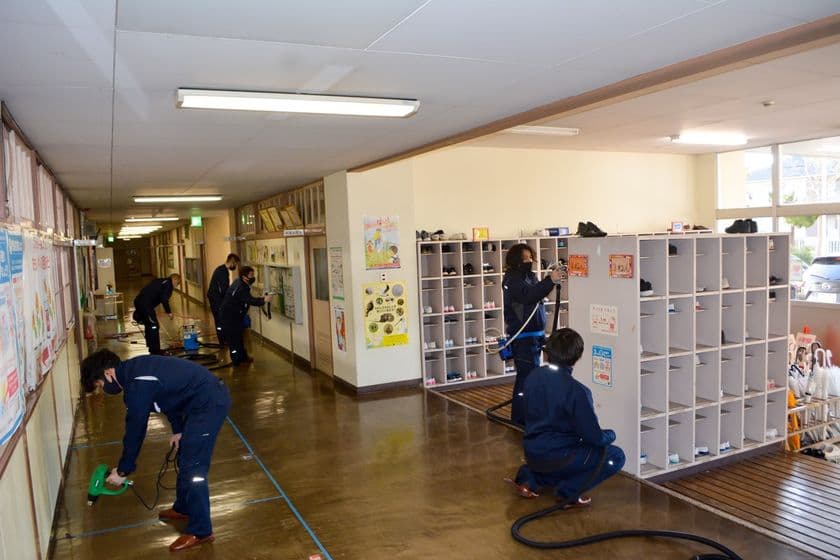 北九州市特別支援学校全8校に学校内の衛生環境の向上を目的として
抗ウイルス・抗菌コーティング加工を実施