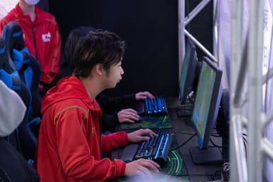 見どころはエキシビションマッチ(名古屋のプロeスポーツチーム「CNCI BLUE BEES」のプロゲーマーと本校学生の対戦)(写真：昨年の様子)