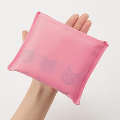 内ポケット部分にバッグを畳んで収納できます。