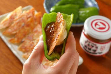 肉味噌とピーマンで食べる餃子の新提案