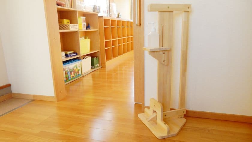 ニューノーマル時代の心地よいおもてなし　
群馬電機が木製ペダル式消毒液スタンドを2月22日に発売