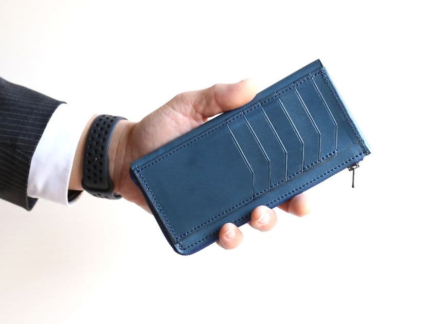 クラウドファンディング開始2週間で700万円達成！！
極小Lファス長財布『FRAGMANzip』がMakuakeで大人気！