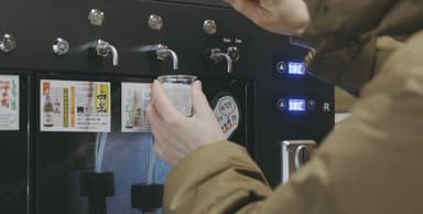 新型コロナウイルス感染症予防対策で試飲は地酒サーバーからお好みを♪