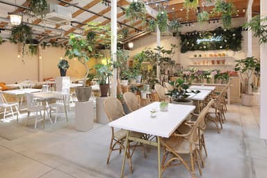 お花や個性的な観葉植物に囲まれた広いカフェスペース