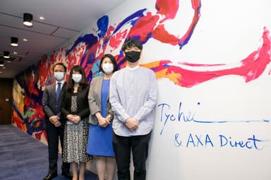 完成したシンボルアート「KEEP MOVING」を前に