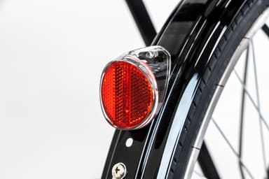 停止中も残光機能で後方に存在をアピールできるLEDリフレクター