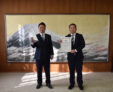 「贈呈式」岸和田市　永野 耕平市長(左)BTL Japan株式会社 日本法人社長　渡邊 大嗣(右)