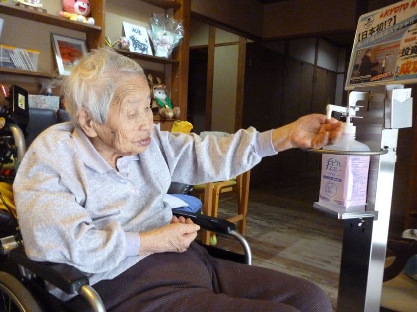 日本初！？「車いすの方でも使いやすい消毒液スタンド」の
クラウドファンディングを5月28日まで実施