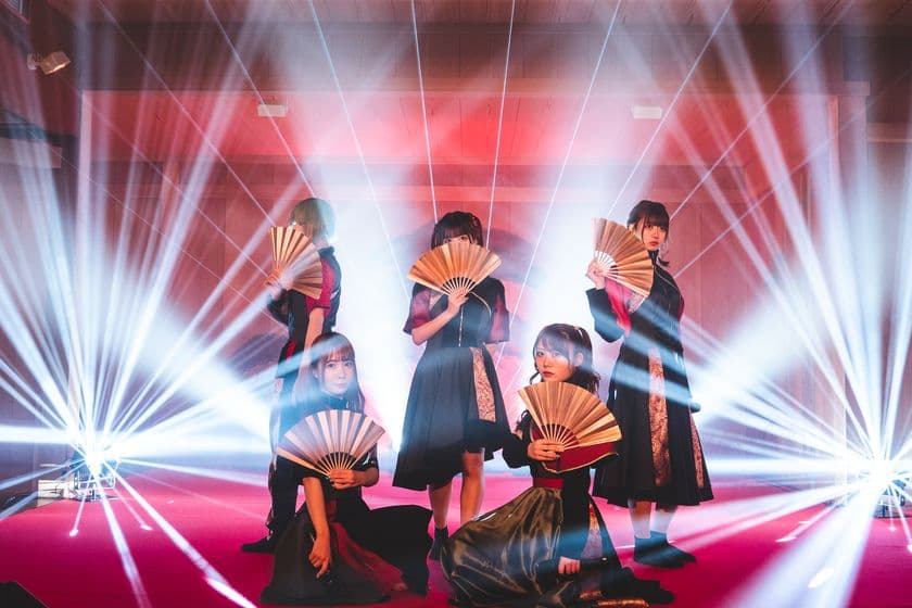 アイドルグループ「NEO JAPONISM」×伝統芸能「能」がコラボ
　能舞台からお届けする配信LIVE“家ジャポニズム”の
特別企画「NOH JAPONISM」公開！