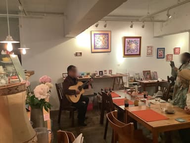 サプライズでのボサノバ演奏(小高朋恵個展)