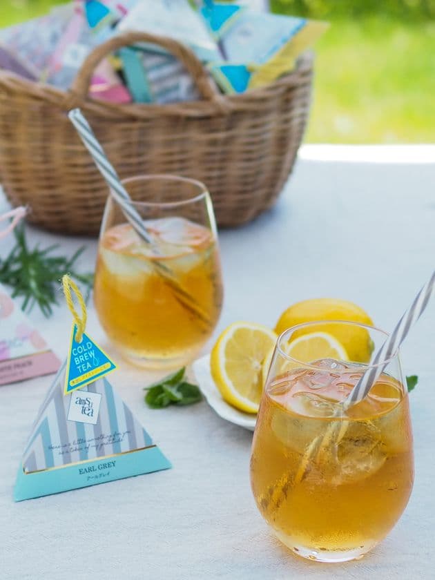 紅茶専門店amsu tea(アムシュティー)が、人気ギフト
“テトラティー5”の水出しアイスティー仕様を夏限定で販売開始！
これからの暑い季節に水出しアイスティーで
すっきりと爽やかなひとときを！