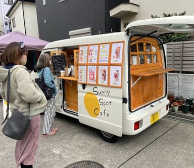 キッチンカーの折りたたみ受け渡し台(Instagram beestage_hayase様)