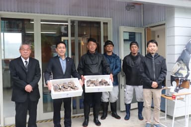 初出荷を迎えた鶴宝。松本真鶴町町長と代表の皆木とメンバー