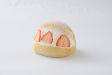 ふんわり自家製イチゴ　マリトッツォ