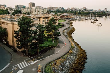 シーウォール(海沿いの道) (C)TanyaGoehring