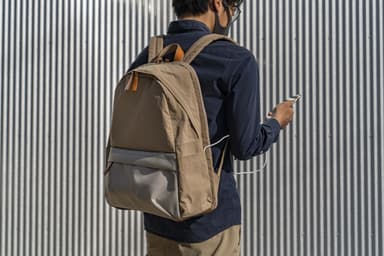 ケーブルホールからバッテリーコードを出せば、スマホを充電しながら移動可能
