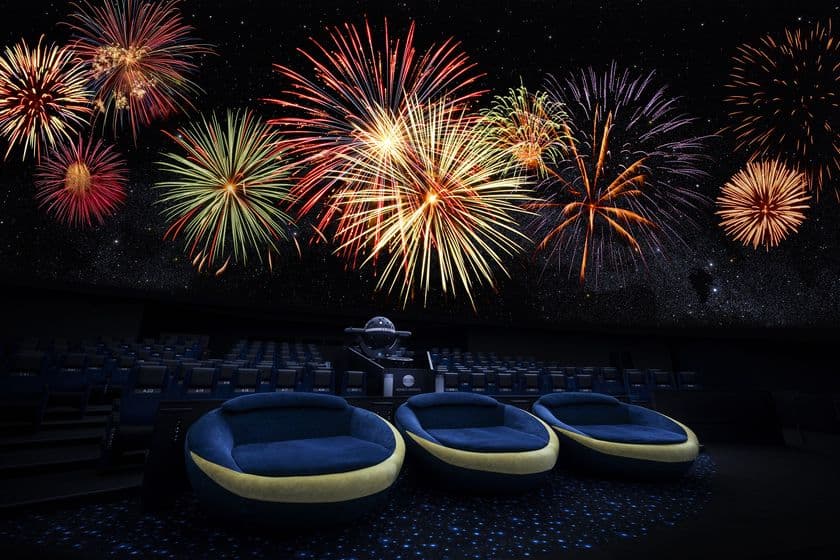 プラネタリウムで夏祭り気分
「花火ウェルカムドーム」7月17日(土)より打ち上げ開始！！
＆コニカミノルタプラネタリウム 夏のトピックス