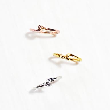 Wave feminine ring