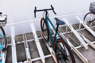 一般的な駐輪場にも入る太さのタイヤを使用(写真はKESIKI Touring)