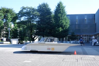 工学院大学ソーラーチーム指導のもと、大学のキャンパス内で試走