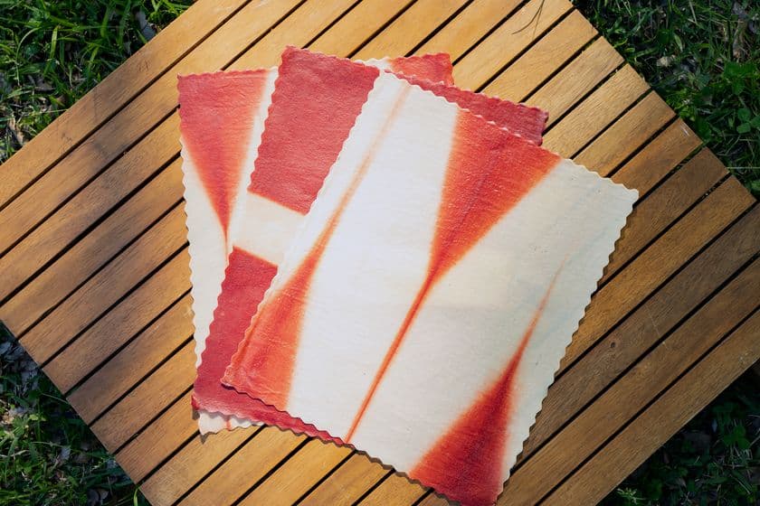 繰り返し何度でも使えるオーガニック・フードラップ
「Bee Eco Wrap」の日本限定アートシリーズ 第二弾！
― 茜染め by 冨貴工房 ―　8月3日販売開始