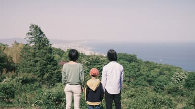 小田原の街を見つめる家族