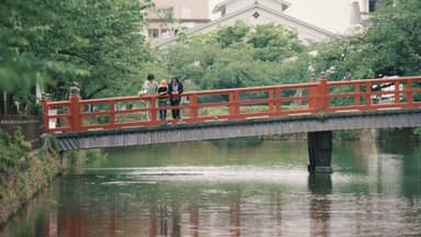 小田原城　お堀の赤い橋にて