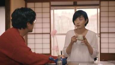 ゲストハウスで談笑する母親ケイコとオーナーさん