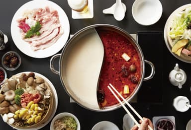 【薬膳火鍋】厳選した季節の食材がたっぷりと入っています