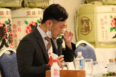 ソムリエ菊池氏によるテイスティング・シーン