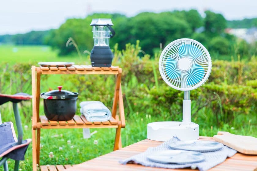 “持ち運べてどこでも涼しい”夏のキャンプを快適に　
折り畳める充電式アロマ扇風機『MOANii』　
最大42％割引にて8月17日(火) MAKUAKEより予約受付開始！