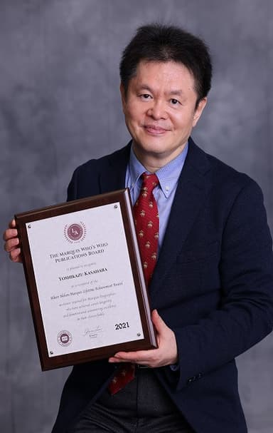 “Albert Nelson Marquis Award”の受賞Plaqueを授与されたYoshi 笠原