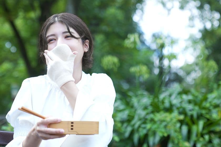 家庭内や会食での感染対策に！片手で簡単、口元を覆うだけの
手袋型マスク【ハンドmask】2021年9月16日発売