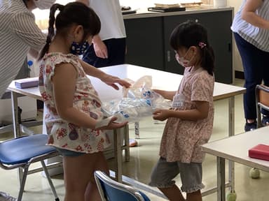 プラスチックとの違いを触って確かめている様子