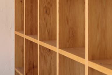 本棚には本だけではなくオブジェや雑貨などもマッチします