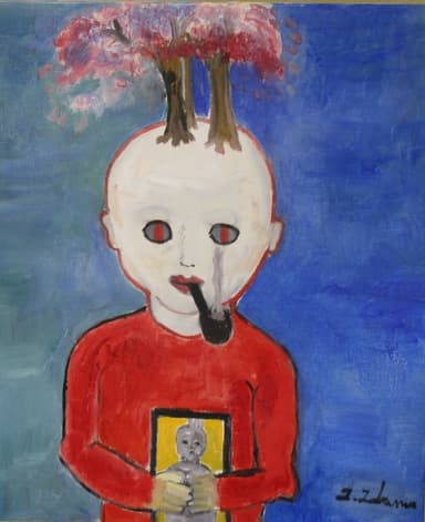 遺影を持つ少年
