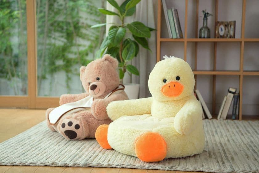 大きなぬいぐるみが優しく抱きしめているような、
子どもを愛でるソファ「CUDDLE FRIENDS」
販売開始！