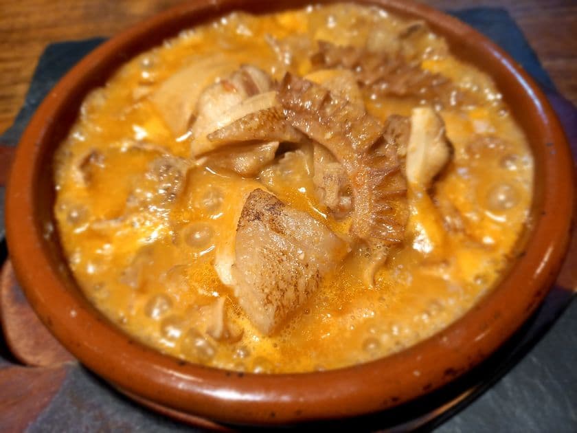 ホルモン屋で修行したオーナーシェフが作るスペイン料理
『カジョス』(モツのトマト煮込み)発売！