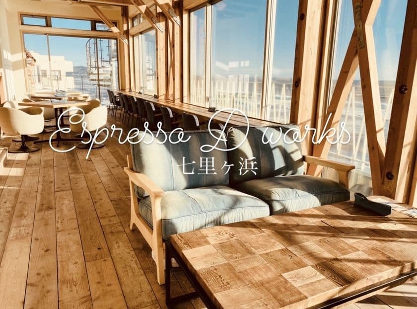 湘南に注目の新スポットが登場！
海を180°望む絶景ロケーションに、
東京で話題のベーカリーカフェ『ESPRESSO D WORKS』
七里ヶ浜店が12/10 NEW OPEN！