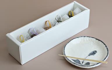 こちらのセットでお届けいたします。(菓子皿はお選びいただけます)
