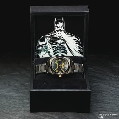 LEDライトが内蔵された特製記念ボックスが付属。